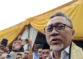 Menteri Perdagangan Zulkifli Hasan memberi keterangan saat meninjau pabrik kopi yang dikelola oleh siswa-siswi di Kabupaten Tulang Bawang Barat, Provinsi Lampung, Kamis (18/5/2023). (MASAPNEWS/ANT)