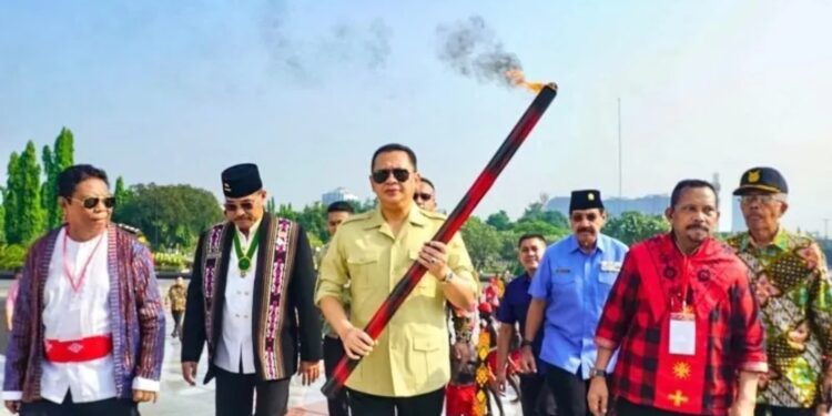 Ketua MPR RI Bambang Soesatyo usai menyalakan Obor Pattimura dalam upacara HUT ke-206 Pahlawan Nasional Pattimura di Taman Makam Pahlawan Kalibata, Jakarta, Rabu (17/5/23). (MASAPNEWS/ANT/HO-Humas MPR RI)