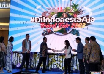 Wakil Menteri Pariwisata dan Ekonomi Kreatif (Wamenparekraf) Angela Tanoesoedibjo (keempat kanan) dan Menteri Perhubungan Budi Karya Sumadi (kelima kanan) dalam pembukaan #DiIndonesiaAja Travel Fair 2023 (#DIATF 2023) di Jakarta, Jumat (19/5/2023). (MASAPNEWS/ANT)