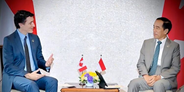 Presiden Joko Widodo (kanan) bertemu dengan Perdana Menteri (PM) Kanada Justin Trudeau pada sela-sela Konferensi Tingkat Tinggi (KTT) G7 di Hiroshima, Jepang pada Sabtu (20/5/2023). (MASAPNEWS/ANT/Laily Rachev - Biro Pers Sekretariat Presiden)