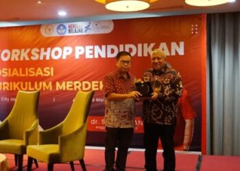 Anggota Komisi X DPR Sofyan Tan bersama Pelaksana Tugas (Plt) Kepala Pusat Kurikulum dan Pembelajaran Kemendikbudristek Zulfikri M.Ed pada acara sosialisasi Kurikulum Merdeka di Medan (MASAPNEWS/ANT)