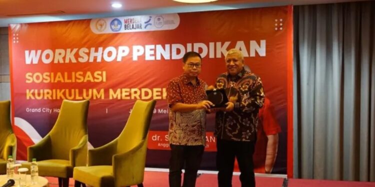 Anggota Komisi X DPR Sofyan Tan bersama Pelaksana Tugas (Plt) Kepala Pusat Kurikulum dan Pembelajaran Kemendikbudristek Zulfikri M.Ed pada acara sosialisasi Kurikulum Merdeka di Medan (MASAPNEWS/ANT)