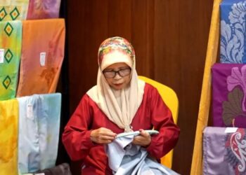 Seorang perajin menyulam kain Karawo pada deklarasi pembentukan kabupaten/kota kreatif (Kata Kreatif) di Kantor Perwakilan Bank Indonesia Provinsi Gorontalo, Kota Gorontalo, Gorontalo. (MASAPNEWS/ANT)