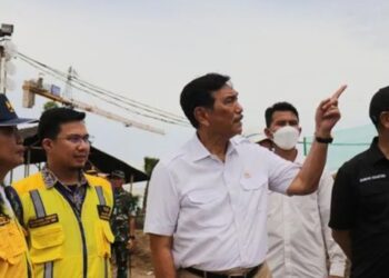 Arsip foto - Menteri Koordinator Bidang Kemaritiman dan Investasi (Menko Marves) Luhut Binsar Pandjaitan (tengah) memimpin peninjauan progres pembangunan Ibu Kota Nusantara (IKN) pada Rabu (17/5/2023). (MASAPNEWS/ANT/HO-Menko Marves)