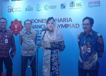 Kepala Eksekutif Pengawas Perilaku Usaha Jasa Keuangan, Edukasi, dan Perlindungan Konsumen OJK Friderica Widyasari (kedua dari kanan) dalam Indonesia Sharia Financial Olympiad (ISFO) di Gedung Dhanapala, Jakarta, Senin (22/5/2023). (MASAPNEWS/ANT)