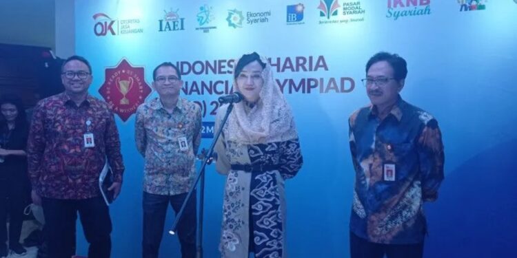 Kepala Eksekutif Pengawas Perilaku Usaha Jasa Keuangan, Edukasi, dan Perlindungan Konsumen OJK Friderica Widyasari (kedua dari kanan) dalam Indonesia Sharia Financial Olympiad (ISFO) di Gedung Dhanapala, Jakarta, Senin (22/5/2023). (MASAPNEWS/ANT)