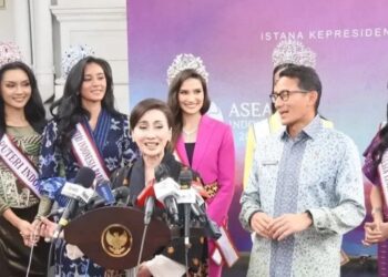 Menteri Pariwisata dan Ekonomi Kreatif, Sandiaga Uno (kanan depan), mendampingi Ketua Dewan Penasihat Yayasan Puteri Indonesia sekaligus Anggota Dewan Pertimbangan Presiden, Putri Kus Wisnu Wardani (kiri depan), memberikan keterangan pers di lingkungan Istana Kepresidenan Jakarta, Senin (22/5/2023), selepas pengarahan dari Presiden Joko Widodo kepada pemenang dan finalis ajang Puteri Indonesia 2023. (MASAPNEWS/ANT)