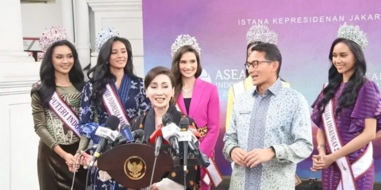 Menteri Pariwisata dan Ekonomi Kreatif, Sandiaga Uno (kanan depan), mendampingi Ketua Dewan Penasihat Yayasan Puteri Indonesia sekaligus Anggota Dewan Pertimbangan Presiden, Putri Kus Wisnu Wardani (kiri depan), memberikan keterangan pers di lingkungan Istana Kepresidenan Jakarta, Senin (22/5/2023), selepas pengarahan dari Presiden Joko Widodo kepada pemenang dan finalis ajang Puteri Indonesia 2023. (MASAPNEWS/ANT)