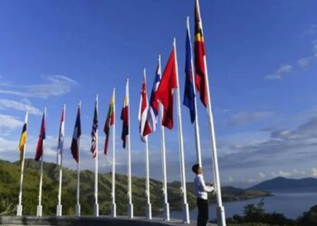 Arsip foto - Pekerja memasang bendera negara anggota ASEAN di kawasan Mice, Desa Golo Mori, Labuan Bajo, NTT, Kamis (4/5/2023). (MASAPNEWS/ANT)