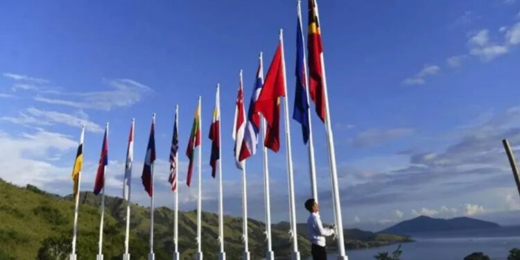 Arsip foto - Pekerja memasang bendera negara anggota ASEAN di kawasan Mice, Desa Golo Mori, Labuan Bajo, NTT, Kamis (4/5/2023). (MASAPNEWS/ANT)