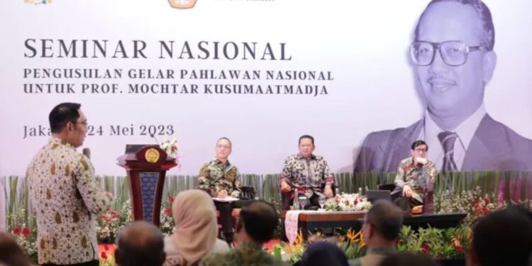 Gubernur Jawa Barat M Ridwan Kamil saat menghadiri Seminar Nasional Pengusulan Gelar Pahlawan Nasional untuk Prof. Mochtar Kusumaatmadja di Ruang Nusantara, Kementerian Luar Negeri Republik Indonesia, Jakarta, Rabu (24/5/2023). (MASAPNEWS/ANT/HO-Humas Pemda Jawa Barat)