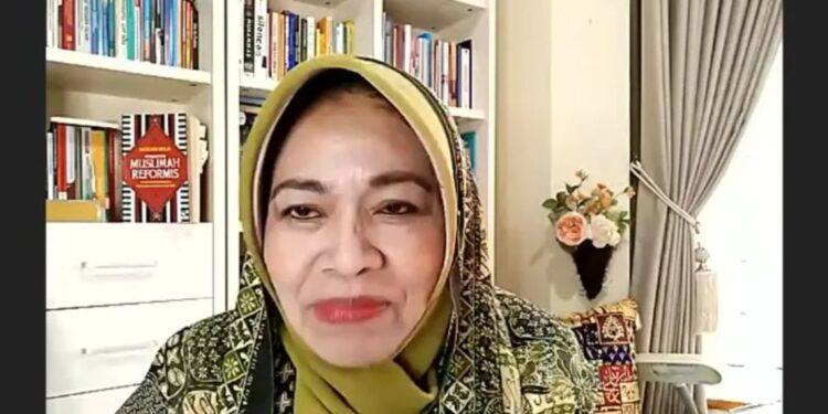 Tangkapan layar aktivis dan akademisi wanita nasional Siti Musdah Mulia membawakan materi pada acara diskusi ilmiah bertajuk Membangun Empati Lintas Batas yang diikuti secara daring di Jakarta, Jumat (26/5/2023) (MASAPNEWS/ANT)