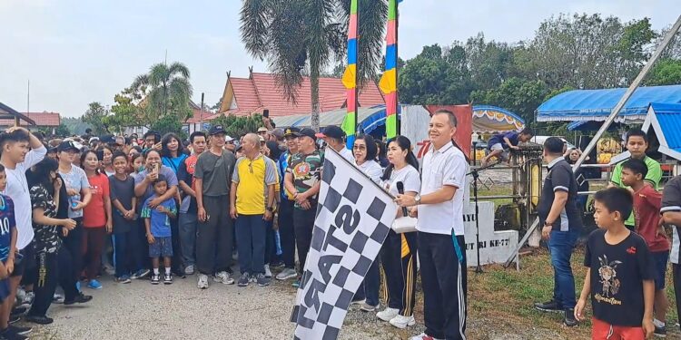 Bupati Gunung Mas Jaya S Monong melepas peserta jalan sehat di Kelurahan Kampuri, Kecamatan Mihing Raya, Senin (29/5/2023). (IST)