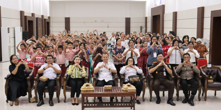 Bupati Gunung Mas Jaya S Monong dan lainnya berfoto bersama saat penutupan pelatihan gasing di Kuala Kurun, Rabu (10/5/2023). (Foto : Diskominfosanti Kabupaten Gunung Mas)