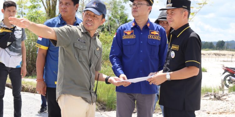 Bupati Gunung Mas Jaya S Monong bersama Kepala DPU Baryen, Sekretaris Bambang Jaya, dan lainnya, meninjau langsung kondisi Jalan Mangkurambang di Kelurahan Tampang Tumbang Anjir, Kecamatan Kurun, Jumat (12/5/2023). (Foto : IST)