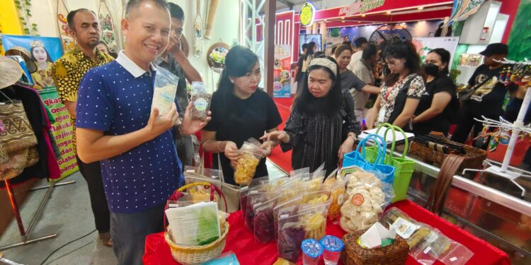 Bupati Gunung Mas Jaya S Monong melihat berbagai produk yang ada di stan Gunung Mas pada Kalteng Expo 2023. (Foto : Diskominfosantik Kabupaten Gunung Mas)