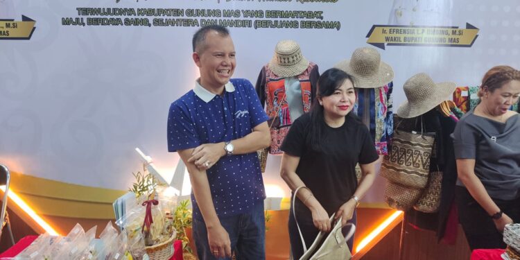 Bupati Gunung Mas Jaya S Monong bersama Ketua TP PKK Mimie Mariatie Jaya S Monong dan lainnya, saat meninjau stan Gunung Mas pada Kalteng Expo 2023 di Palangka Raya, baru-baru ini. (Foto : Diskominfosantik Gunung Mas)
