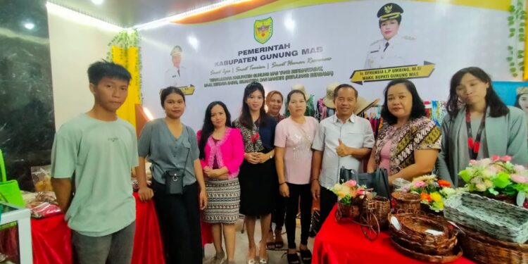 Legislator Kabupaten Gunung Mas Polie L Mihing dan lainnya berfoto bersama di stan Gunung Mas pada Kalteng Expo 2023 di Palangka Raya, baru-baru ini.(IST)