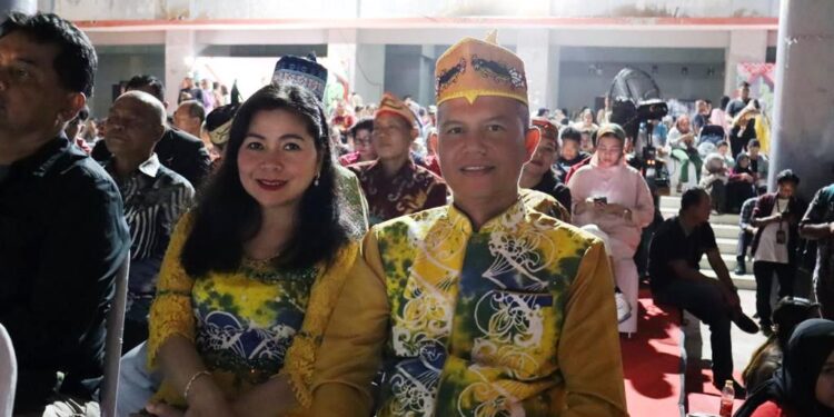 Bupati Gunung Mas, Jaya S Monong dan Ketua TP PKK kabupaten Mimie Mariatie Jaya S Monong saat menghadiri pembukaan FBIM di Palangka Raya, Senin (22/5/2023). (Foto : Diskominfosantik Kabupaten Gunung Mas)