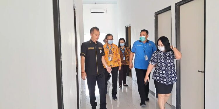 Bupati Gunung Mas, Jaya S Monong didampingi Direktur RSUD Kuala Kurun dr Rusni D Mahar dan jajaran, meninjau berbagai sarana dan prasarana yang ada di RS tersebut, Jumat (12/5/2023). (MASAPNEWS/GCM)