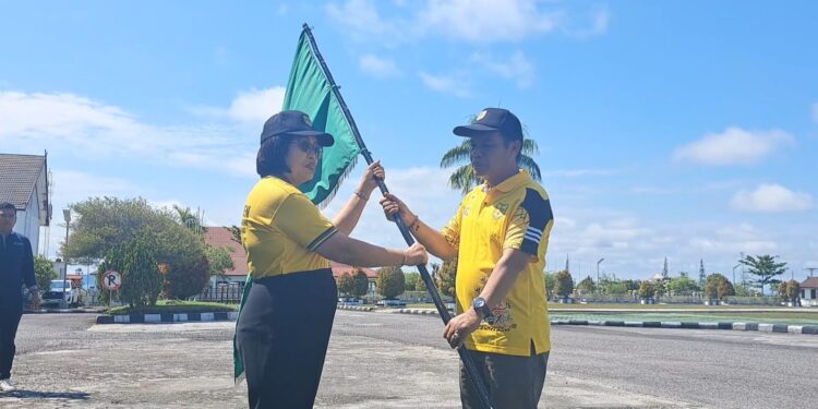 Wabup Gunung Mas Efrensia LP Umbing menyerahkan pataka kabupaten kepada Kepala Disbudpar Hansli Gonak, di Kuala Kurun, Jumat (19/5/2023). (MASAPNEWS/GCM)