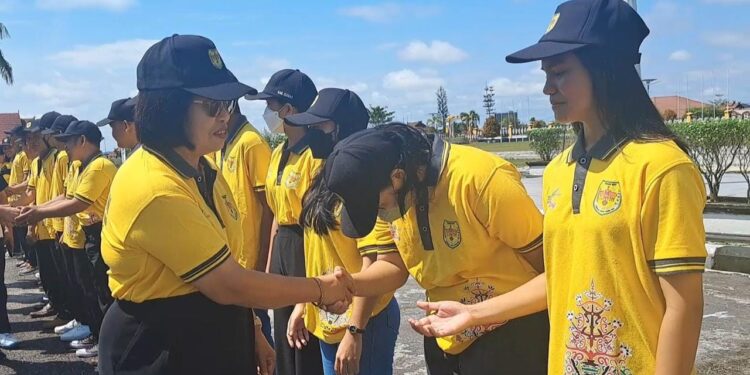 Wakil Bupati Gunung Mas Efrensia LP Umbing menyalami kontingen saat pelepasan di Kuala Kurun, Jumat (19/5/2023). (MASAPNEWS/GCM)