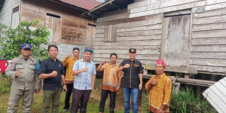 Anggota DPRD Kabupaten Gunung Mas Evandi, Bupati Jaya S Monong, Kepala DPU Baryen, dan lainnya saat berkunjung ke wilayah DAS Hamputung, baru-baru ini. (IST)