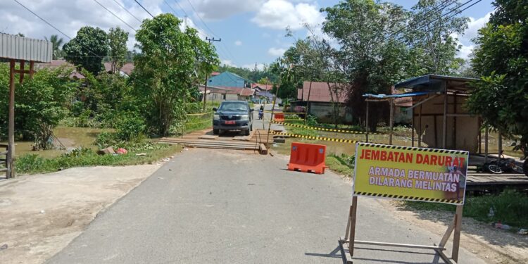 MASAPNEWS - Pemerintah Kabupaten Gunung Mas melalui Dinas Pekerjaan Umum (DPU) telah melakukan penanganan darurat terhadap Jalan Temanggung Panji Kelurahan Kuala Kurun Kecamatan Kurun, yang putus akibat meluapnya Sungai Kulat. Penanganan dilakukan dengan membuat jembatan darurat sehingga saat ini arus transportasi masyarakat kembali berjalan lancar, kata Bupati Gunung Mas Jaya S Monong melalui Kepala DPU Baryen di Kuala Kurun, Kamis. “Namun khusus armada bermuatan dilarang melintasi jembatan darurat tersebut. Untuk sementara armada bermuatan bisa menggunakan jalur alternatif, yakni Jalan Yos Sudarso atau Jalan Sangkurun,” sambungnya. DPU Gunung Mas juga telah memasang tanda peringatan, agar kendaraan angkutan bermuatan tidak melintas di jembatan darurat tersebut. Pengendara kendaraan angkutan diminta untuk menaati tanda peringatan yang telah terpasang. (GCM/MN-3)