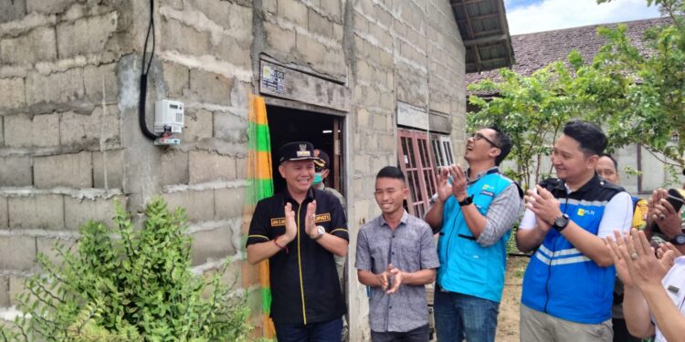 Bupati Gunung Mas Jaya S Monong dan lainnya meresmikan dan menyalakan listrik desa di Jangkit, Rabu (24/5/2023). (Foto : Diskominfosantik Kabupaten Gunung Mas)