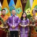 Bupati Gunung Mas Jaya S Monong dan Ketua TP PKK Mimie Mariatie Jaya S Monong, bersama Putra dan Putri Pariwisata Gunung Mas 2023. (Foto : Diskominfosantik Kabupaten Gunung Mas)