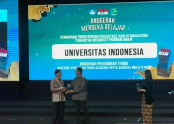 Wakil Rektor Bidang Akademik dan Kemahasiswaan UI, Prof. Dr. rer. nat. Abdul Haris (kiri) ketika menerima penghargaan MBKM terbesar (MASAPNEWS/ANT/Foto: istimewa)
