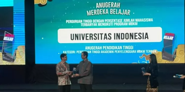 Wakil Rektor Bidang Akademik dan Kemahasiswaan UI, Prof. Dr. rer. nat. Abdul Haris (kiri) ketika menerima penghargaan MBKM terbesar (MASAPNEWS/ANT/Foto: istimewa)