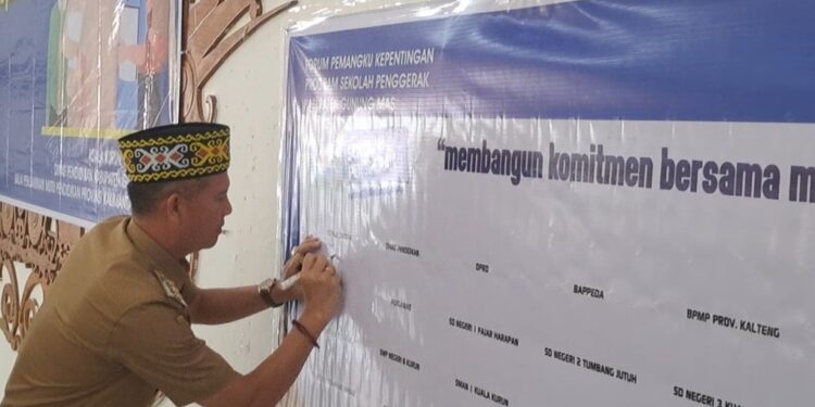 Bupati Gunung Mas Jaya S Monong menandatangani komitmen bersama dukungan terhadap Program Sekolah Penggerak di Kuala Kurun, Senin (12/6/2023). (MASAPNEWS/GCM)