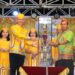 Bupati Gumas Jaya S Monong menyerahkan piala bergilir FBMM kepada Kepala Disbudpar Kabupaten Gumas Hansli Gonak, saat pembukaan FBMM di Stadion Mini Kuala Kurun, Sabtu (17/6/2023). (Foto : Diskominfosantik Kabupaten Gumas)