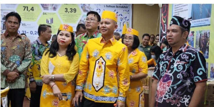 Bupati Gumas Jaya S Monong dan lainnya meninjau salah satu stan pameran pembangunan di Taman Kota Kuala Kurun, Sabtu (17/6/2023). (Foto : Diskominfosantik Gumas)