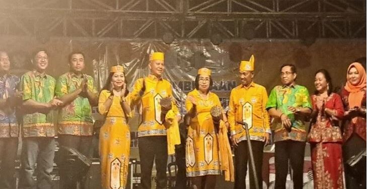 Ketua DPRD Kabupaten Gunung Mas Akerman Sahidar (batik hijau) menghadiri pembukaan FBMM di Stadion Mini Kuala Kurun, Sabtu (17/6/2023). (ANT)