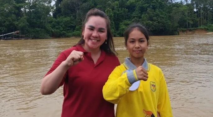 Legislator Kabupaten Gunung Mas, Cici Susilawati (kiri) berfoto bersama pelajar yang mengikuti salah satu lomba pada ajang FBMM 2023 di Kuala Kurun, Selasa (20/6/2023). (IST)
