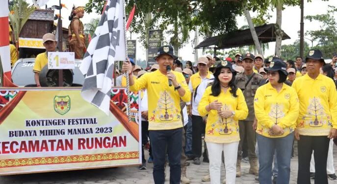 Bupati Gunung Mas Jaya S Monong melepas peserta karnaval dan pawai di Taman Kota Kuala Kurun, Sabtu (17/6/2023). (Foto : Diskominfosantik Kabupaten Gumas)