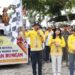 Bupati Gunung Mas Jaya S Monong melepas peserta karnaval dan pawai di Taman Kota Kuala Kurun, Sabtu (17/6/2023). (Foto : Diskominfosantik Kabupaten Gumas)