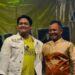 Donnie Sibarani dan Bupati Gunung Mas Jaya S Monong bernyanyi bersama saat malam puncak HUT ke-21 kabupaten, di Stadion Mini Kuala Kurun, Rabu (21/6/2023). (Foto : Diskominfosantik Gunung Mas)