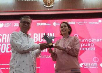 Direktur Keuangan dan Manajemen Risiko PT Angkasa Pura II Hilda Savitri (kanan) dan Wakil Rektor I Unand bidang Pendidikan dan Kemahasiswaan Prof Mansyurdin (kiri) saat kegiatan Srikandi Goes To Campus di Universitas Andalas (Unand), Padang, Sumatera Barat, Jumat (26/5/2023). (MASAPNEWS/ANT)
