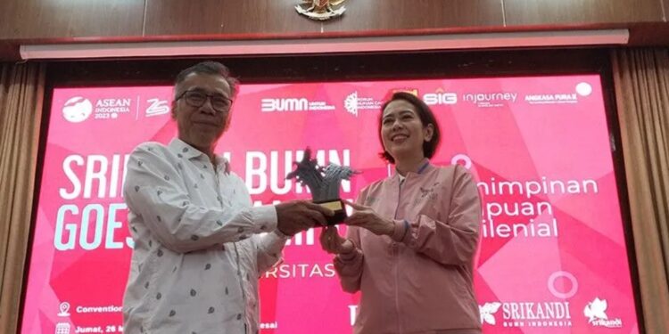 Direktur Keuangan dan Manajemen Risiko PT Angkasa Pura II Hilda Savitri (kanan) dan Wakil Rektor I Unand bidang Pendidikan dan Kemahasiswaan Prof Mansyurdin (kiri) saat kegiatan Srikandi Goes To Campus di Universitas Andalas (Unand), Padang, Sumatera Barat, Jumat (26/5/2023). (MASAPNEWS/ANT)