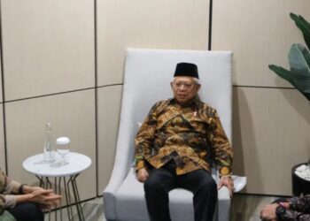 Wapres Ma'ruf Amin selaku Ketua Harian Komite Nasional Ekonomi dan Keuangan Syariah (KNEKS) berbincang dengan Menteri Keuangan Sri Mulyani Indrawati yang merupakan Bendaraha KNEKS dan Menteri Pariwisata dan Ekonomi Kreatif Sandiaga Uno sebagai anggota KNEKS di ruang tunggu sebelum menghadiri acara Anugerah Adinata Syariah 2023 di Jakarta pada Jumat (26/5/2023). (MASAPNEWS/ANT)