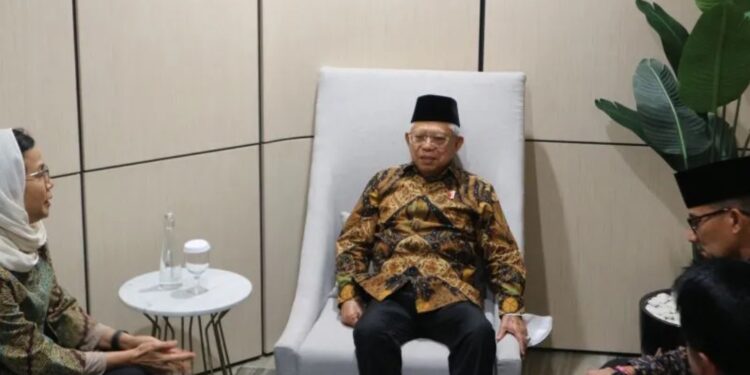 Wapres Ma'ruf Amin selaku Ketua Harian Komite Nasional Ekonomi dan Keuangan Syariah (KNEKS) berbincang dengan Menteri Keuangan Sri Mulyani Indrawati yang merupakan Bendaraha KNEKS dan Menteri Pariwisata dan Ekonomi Kreatif Sandiaga Uno sebagai anggota KNEKS di ruang tunggu sebelum menghadiri acara Anugerah Adinata Syariah 2023 di Jakarta pada Jumat (26/5/2023). (MASAPNEWS/ANT)