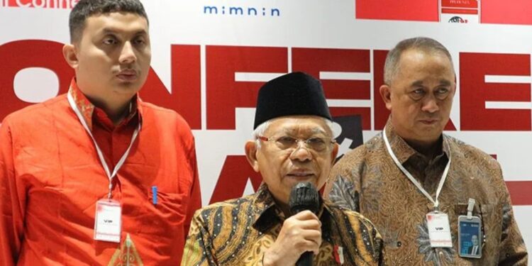 Wakil Presiden Ma'ruf Amin menyampaikan pernyataan kepada wartawan didampingi Koordinator Perhimpunan Pelajar Indonesia (PPI) Dunia Achyar Alrasyid dan Direktur Utama BNI Royke Tumilaar (kanan) setelah menghadiri pembukaan acara "Alumni Connect PPI Dunia" di Jakarta, Jumat (26/5/2023). (MASAPNEWS/ANT)