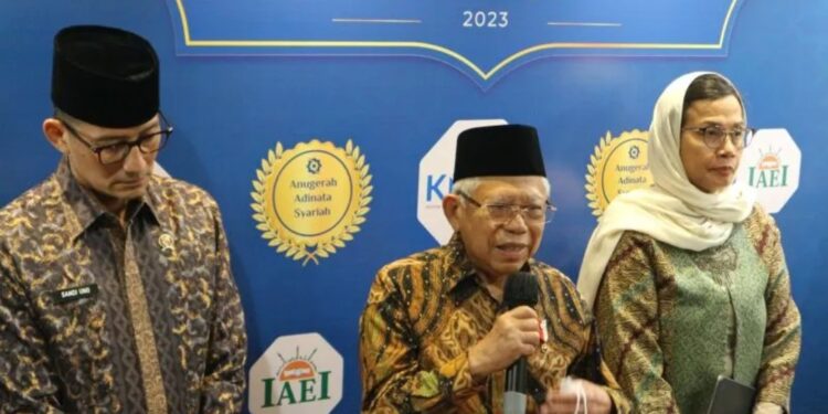 Wapres Ma'ruf Amin didampingi Menteri Keuangan Sri Mulyani Indrawati (kanan) dan Menteri Pariwisata dan Ekonomi Kreatif (kanan) Sandiaga Uno menyampaikan pernyataan kepada wartawan pada Jumat (26/5/2023). (MASAPNEWS/ANT)