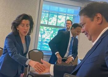 Menteri Koordinator Bidang Perekonomian Airlangga Hartarto melakukan pertemuan bilateral dengan Menteri Perdagangan AS Gina Raimondo, di sela pertemuan tingkat Menteri Indo-Pacific Economic Framework for Prosperity (IPEF) di Detroit, AS, Jumat (26/5/2023) waktu setempat. (MASAPNEWS/ANT/HO-Kemenko Perekonomian)