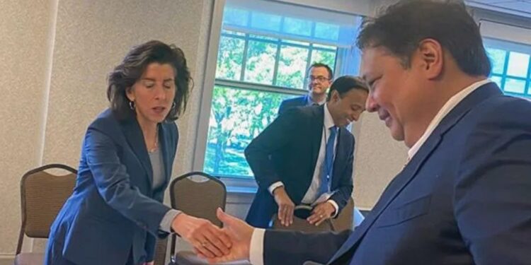Menteri Koordinator Bidang Perekonomian Airlangga Hartarto melakukan pertemuan bilateral dengan Menteri Perdagangan AS Gina Raimondo, di sela pertemuan tingkat Menteri Indo-Pacific Economic Framework for Prosperity (IPEF) di Detroit, AS, Jumat (26/5/2023) waktu setempat. (MASAPNEWS/ANT/HO-Kemenko Perekonomian)