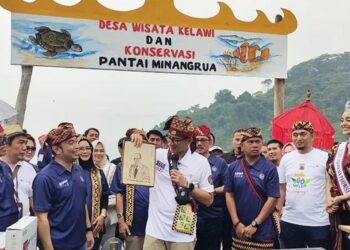 Menteri Pariwisata dan Ekonomi Kreatif, Sandiaga Salahuddin Uno saat meresmikan Desa Kelawi sebagai desa ADWI. Lampung Selatan, Sabtu (27/5/2023). (MASAPNEWS/ANT)