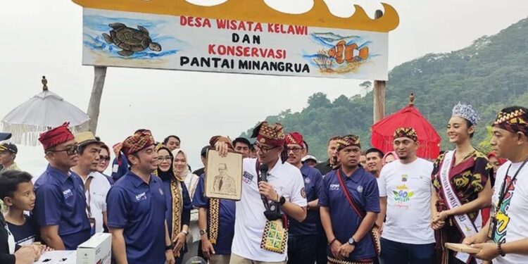 Menteri Pariwisata dan Ekonomi Kreatif, Sandiaga Salahuddin Uno saat meresmikan Desa Kelawi sebagai desa ADWI. Lampung Selatan, Sabtu (27/5/2023). (MASAPNEWS/ANT)